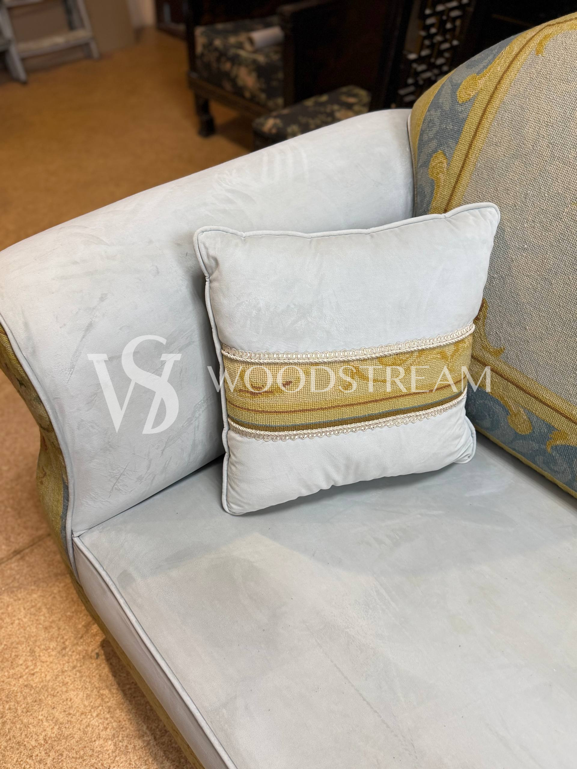 Диван с гобеленом винтажный