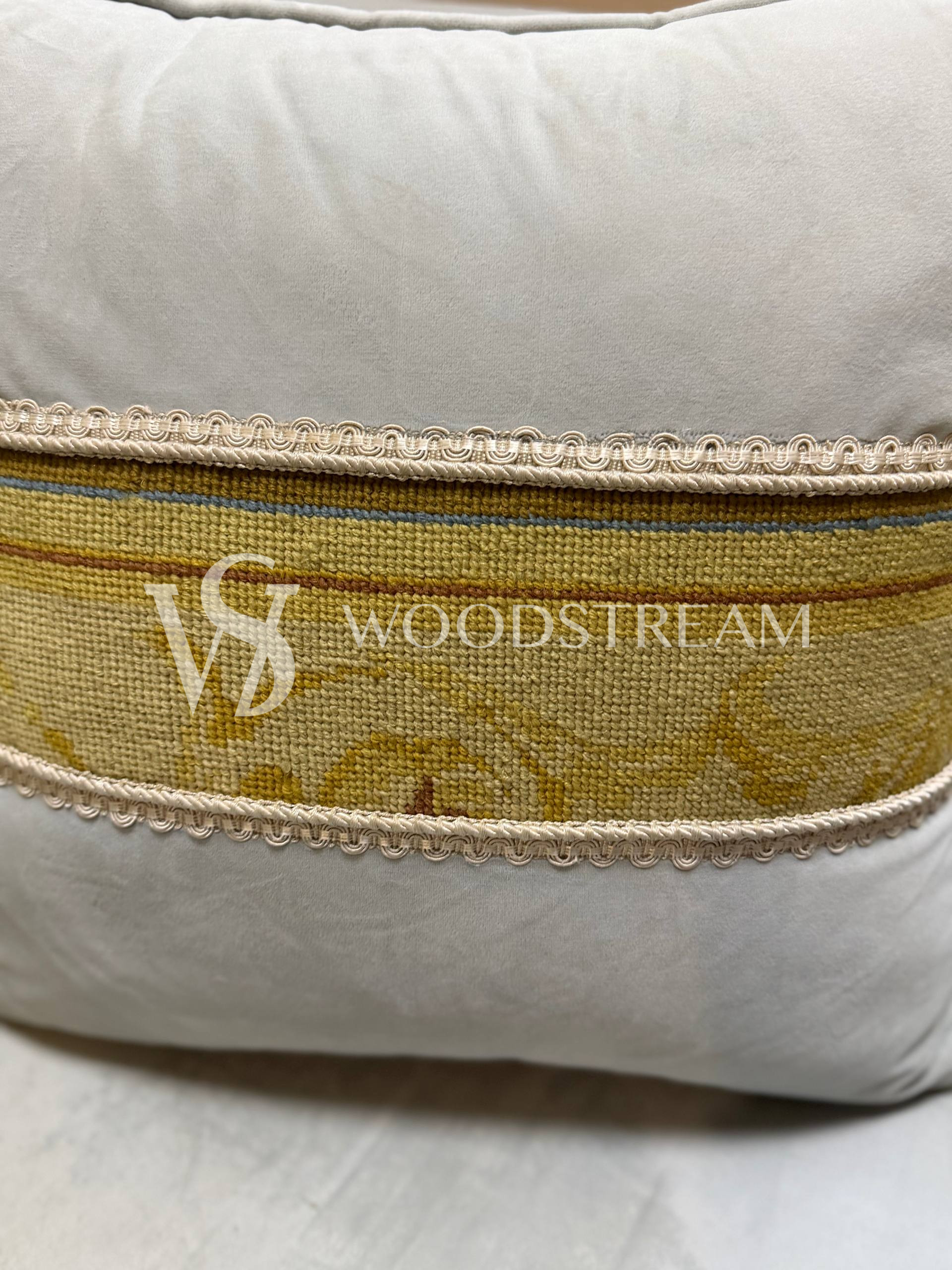 Диван с гобеленом винтажный