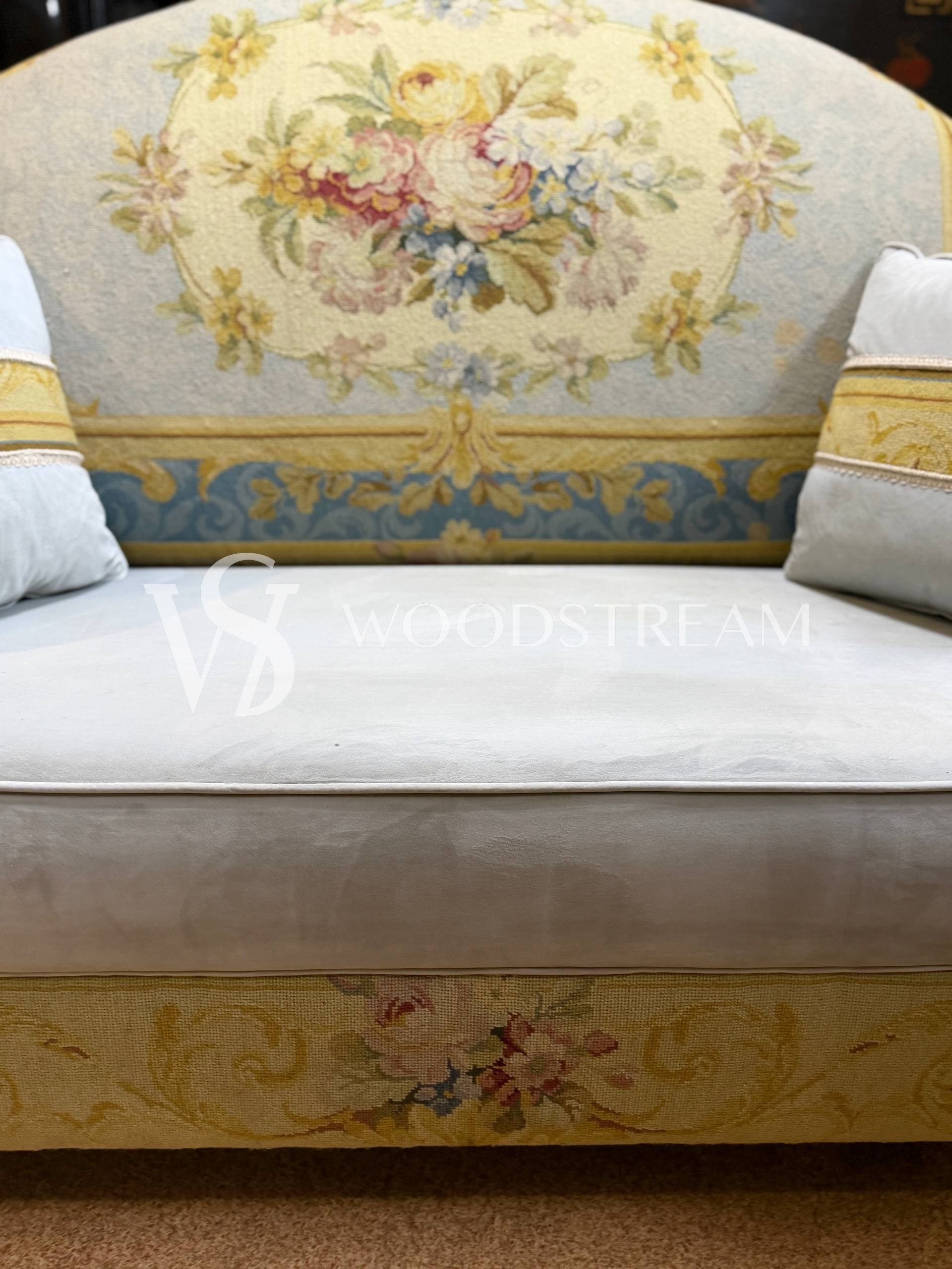 Диван с гобеленом винтажный