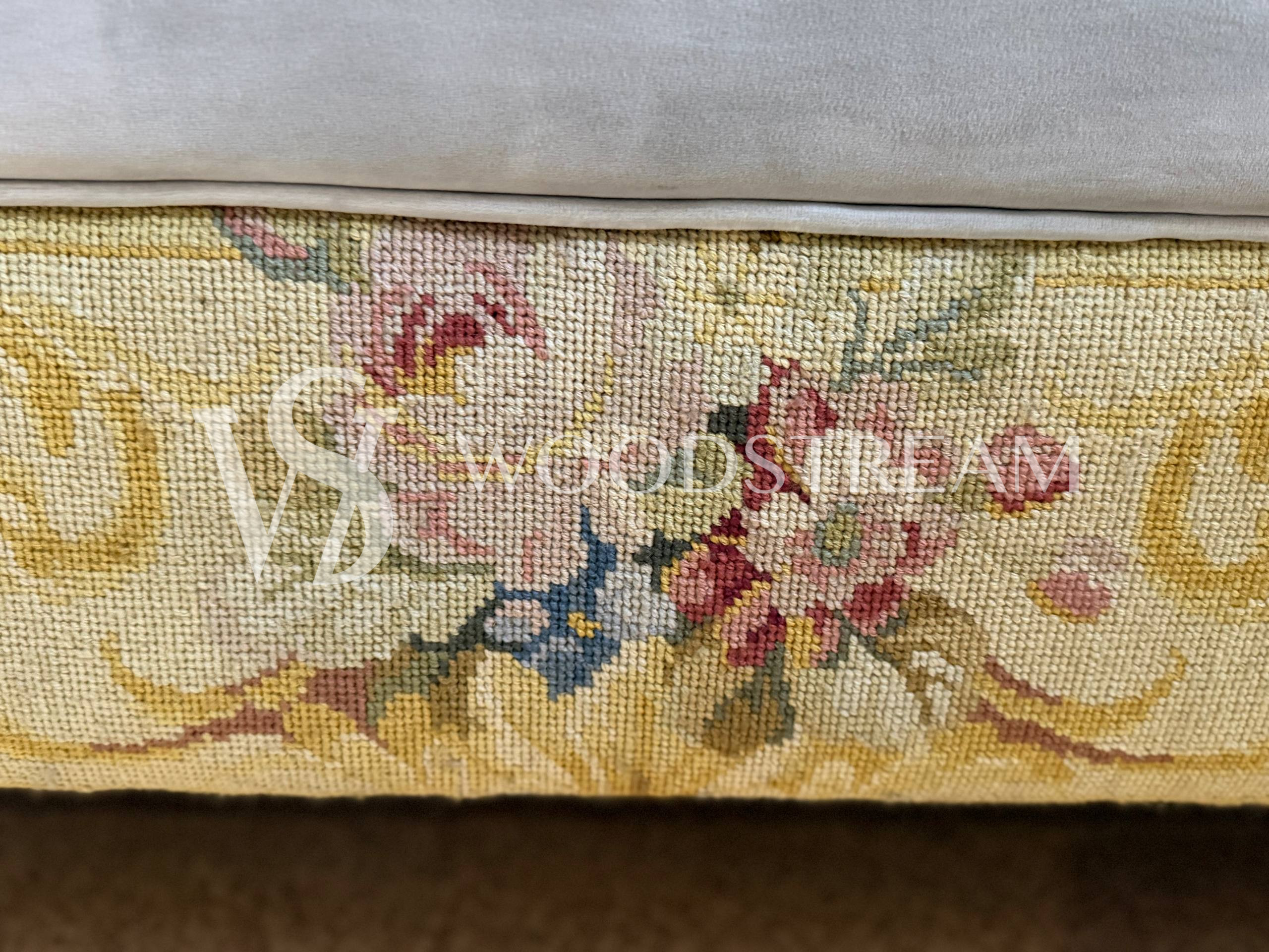 Диван с гобеленом винтажный