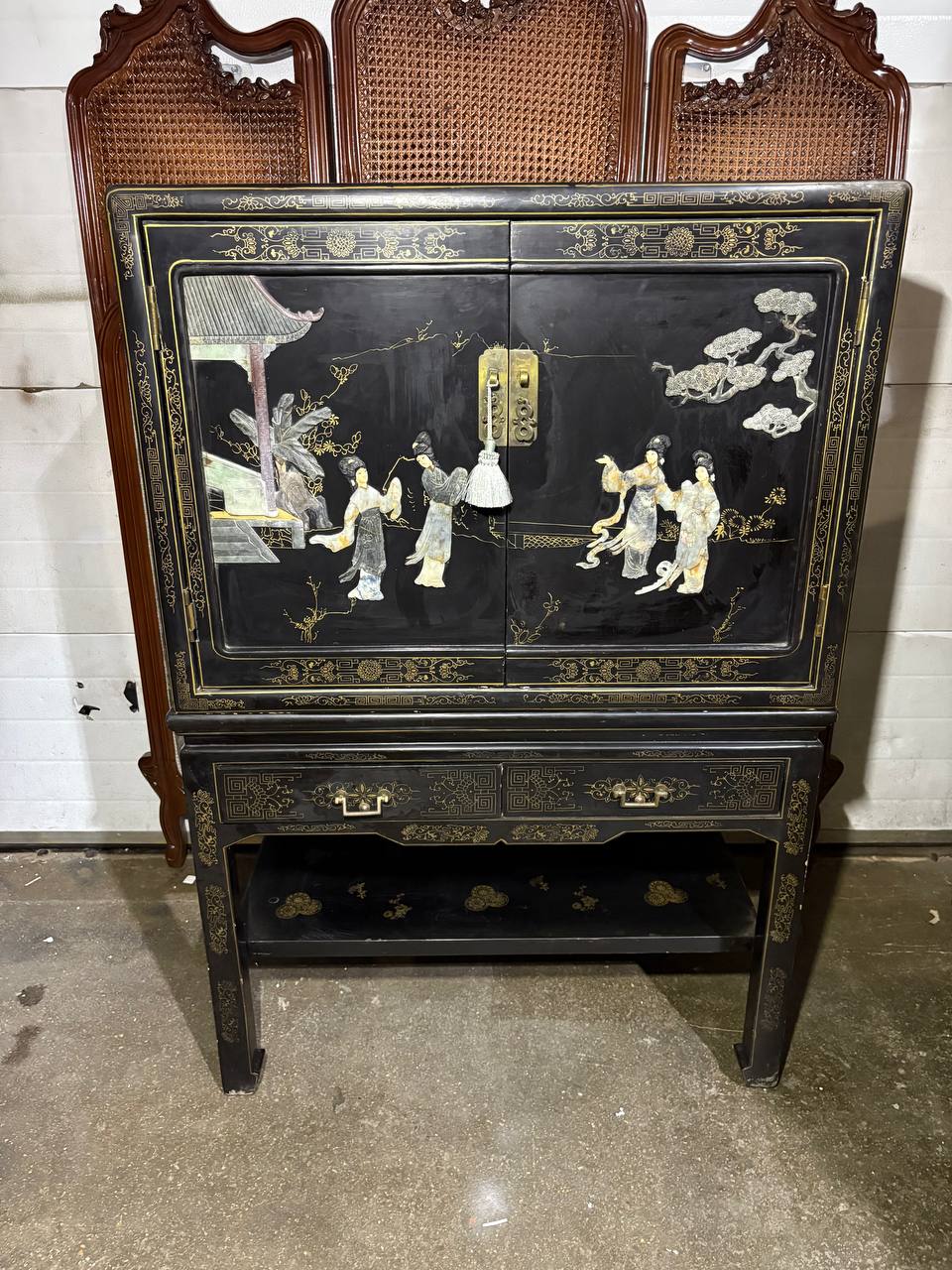 Шкаф в стиле шинуазри