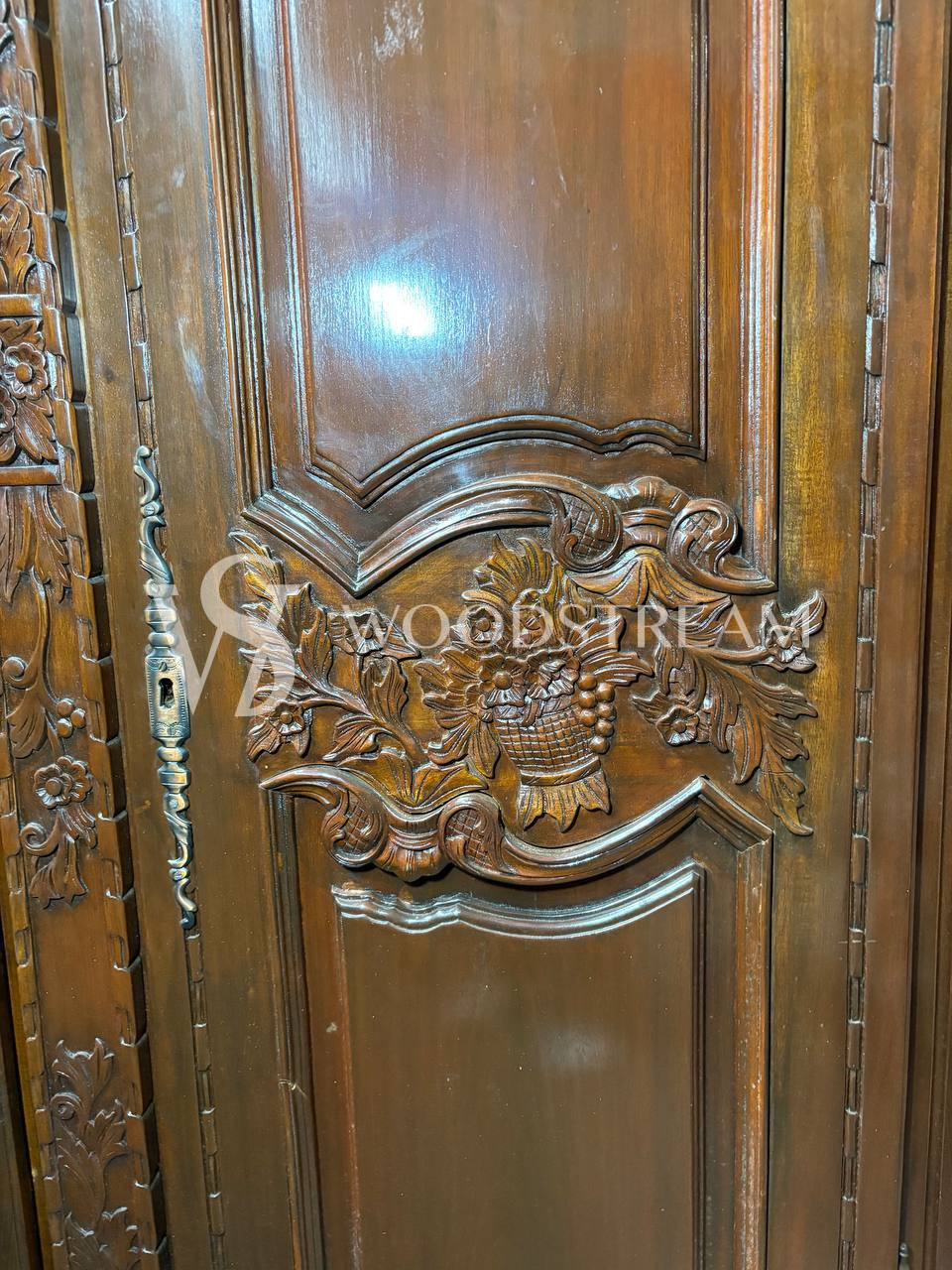 Шкаф платяной в стиле Людовика XVI
