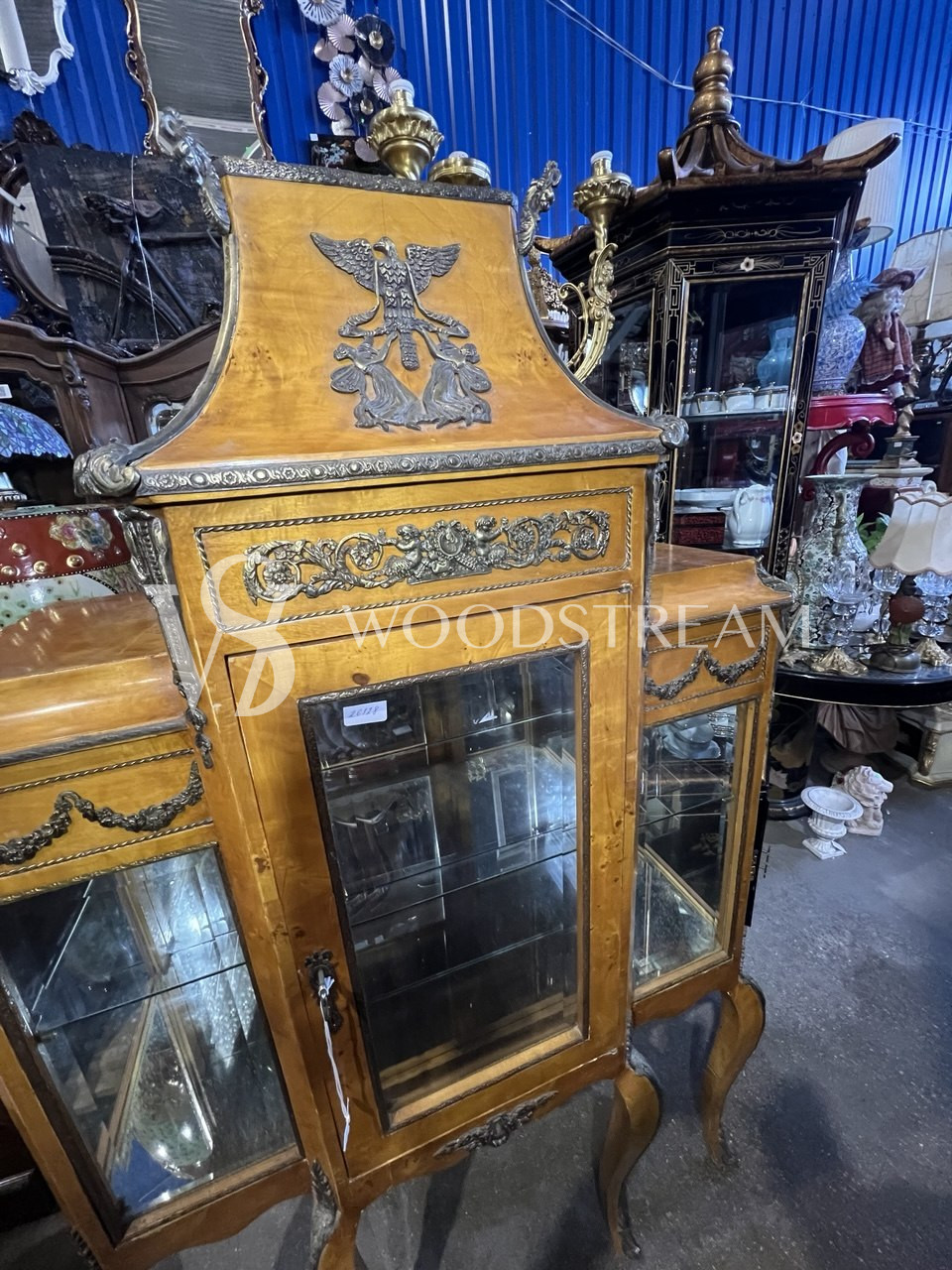 Витрина в стиле Людовика XVI