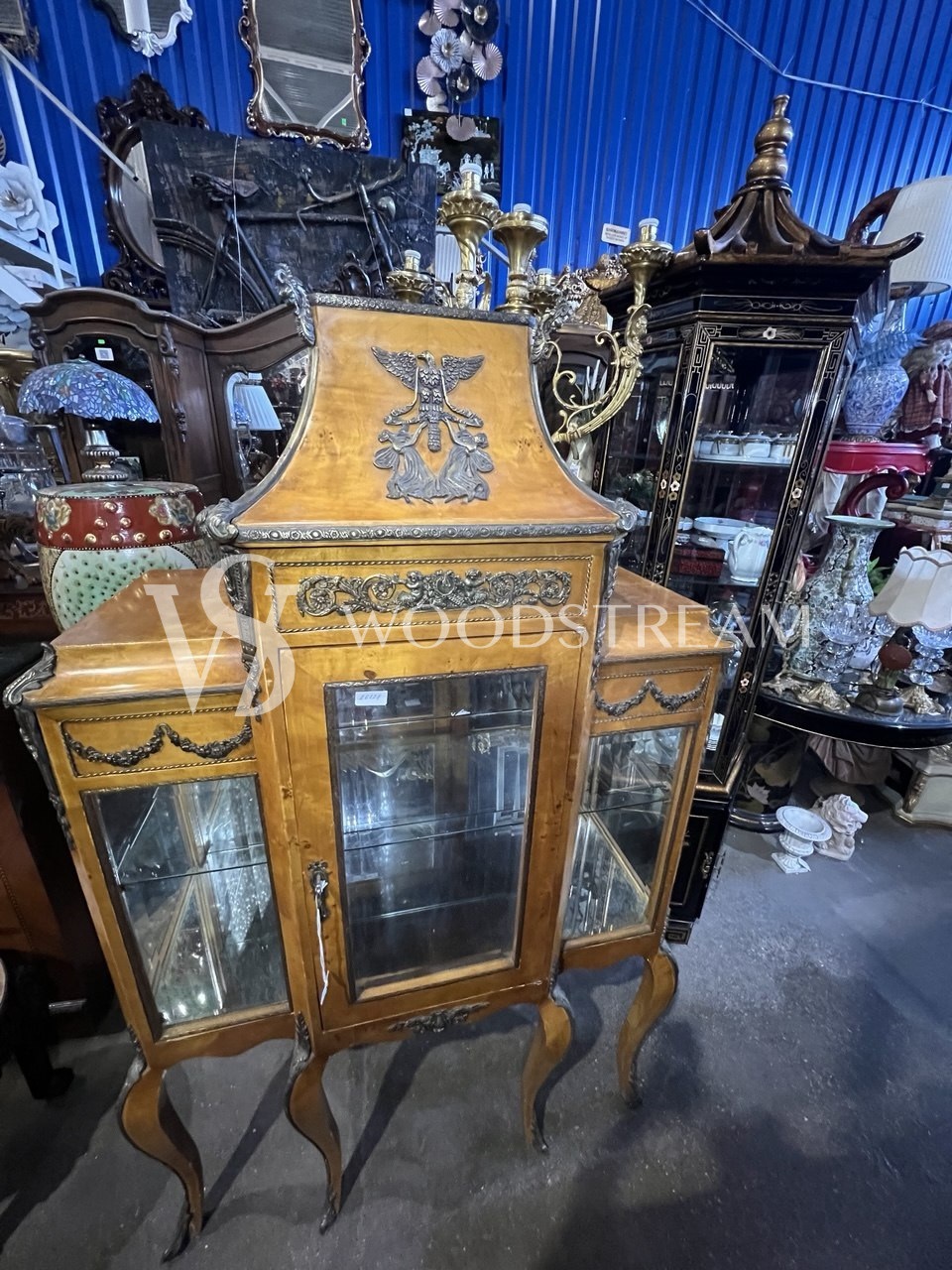 Витрина в стиле Людовика XVI
