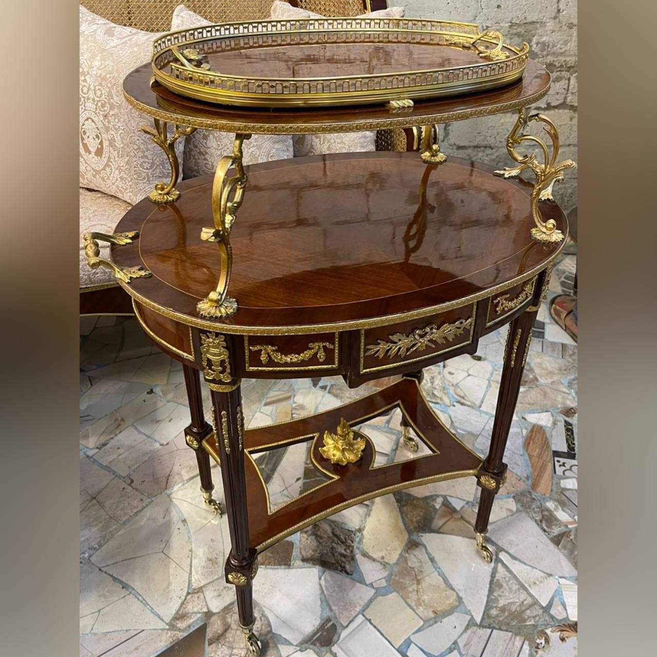 Стол сервировочный с подносом в стиле Людовика XVI