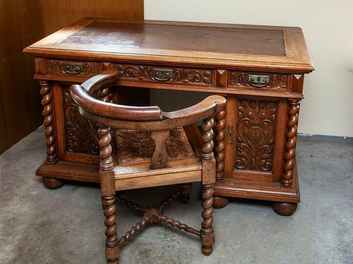 Стол письменный и кресло в якобинском стиле