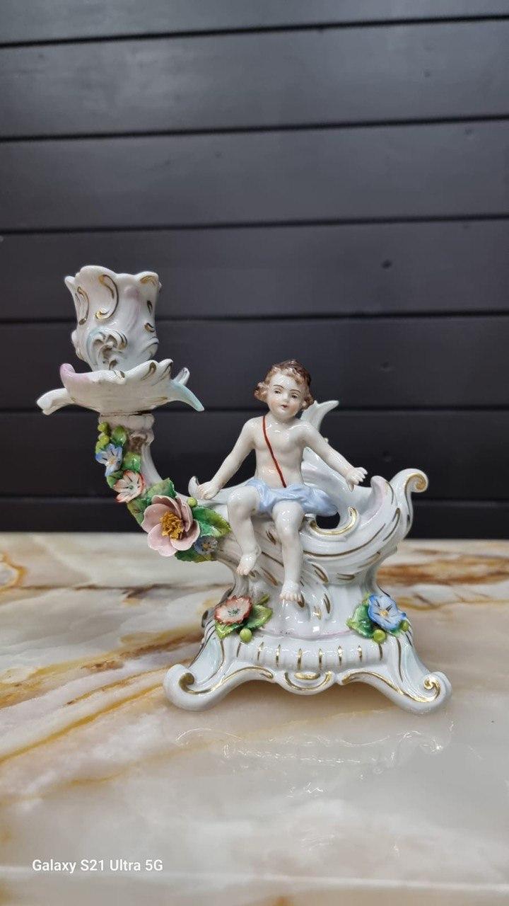 Подсвечник с путти от Каподимонте