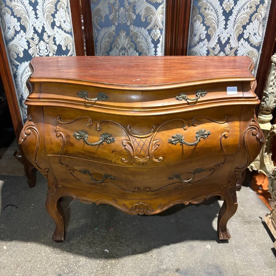 Комод бомбе в стиле барокко