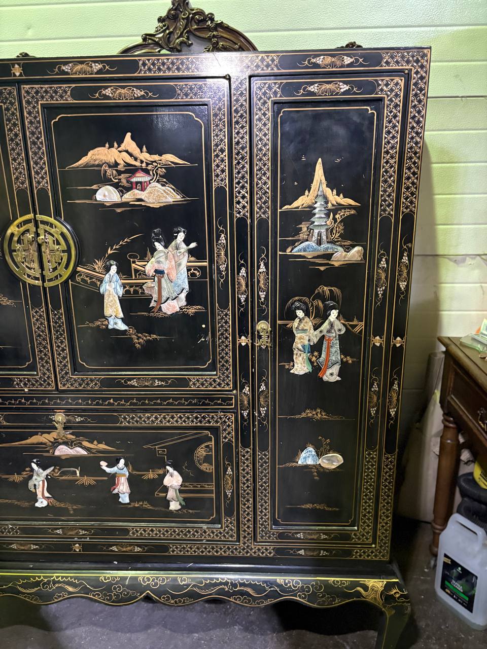 Шкаф в стиле шинуазри