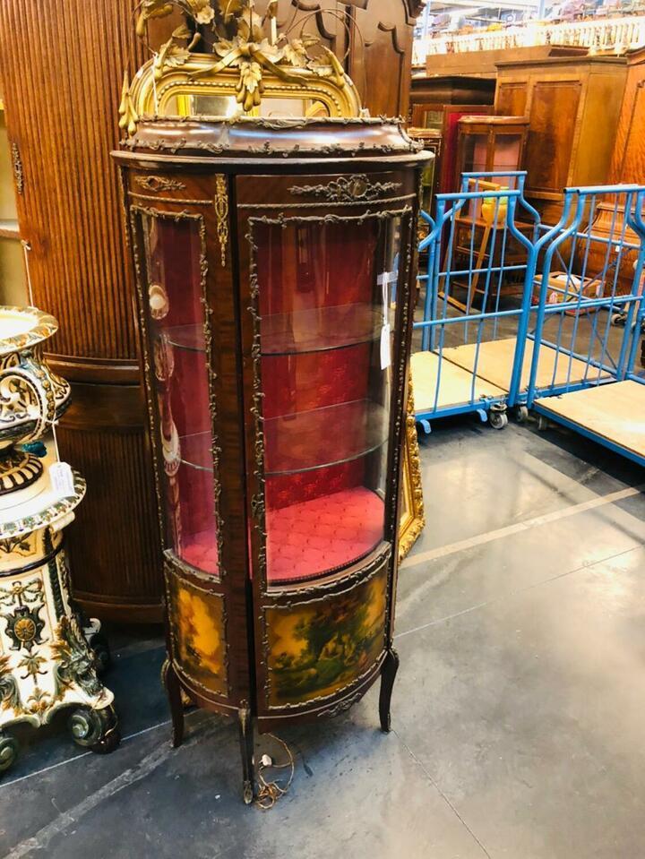 Витрина в стиле Людовика XIV с просписью