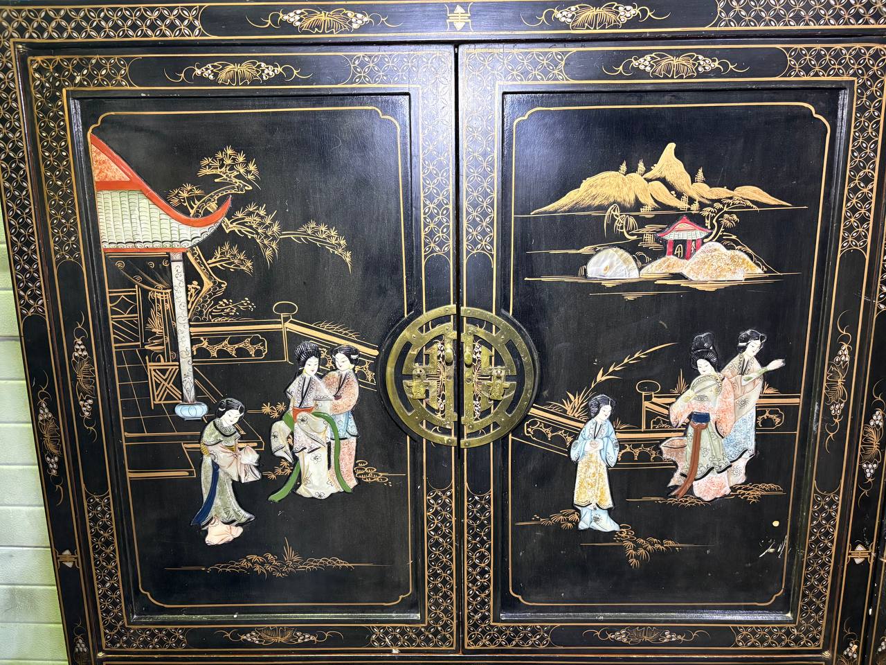 Шкаф в стиле шинуазри