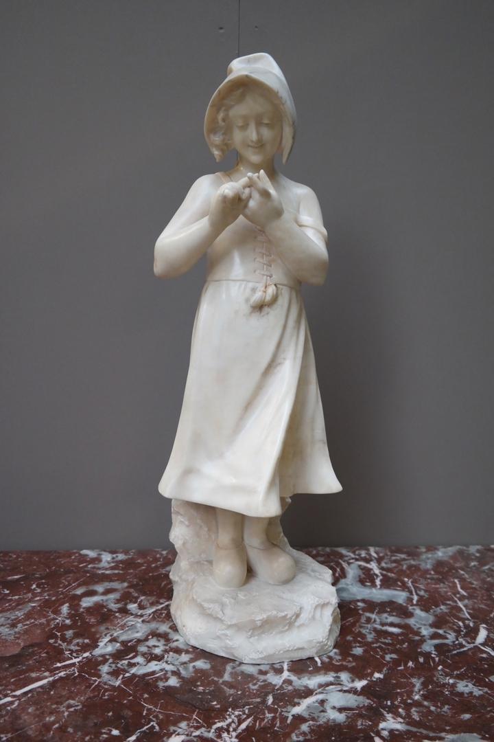 Статуя девочки из мрамора
