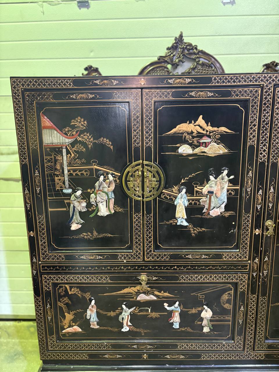 Шкаф в стиле шинуазри