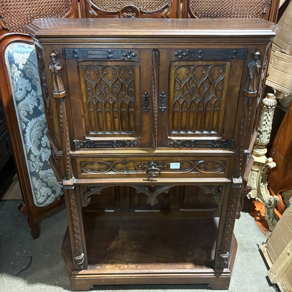 Шкаф кабинетный в готическом стиле