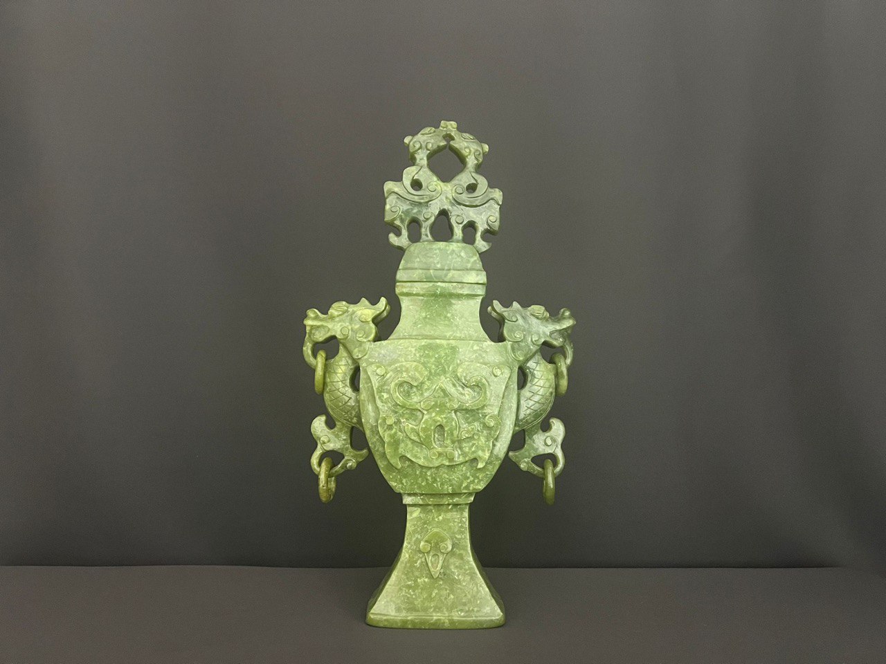 Ваза с крышкой/Парфюмерница с драконами в восточном стиле