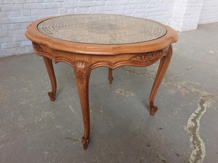 Столик в стиле рококо с ротангом