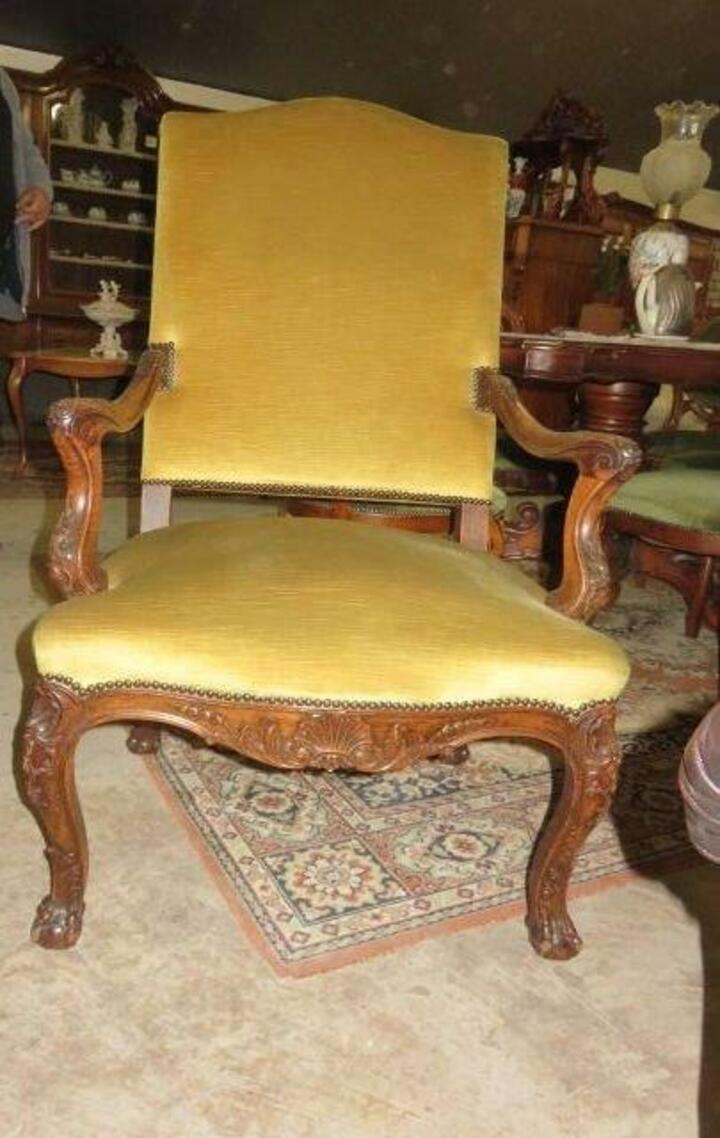 Кресло старинное в стиле рококо