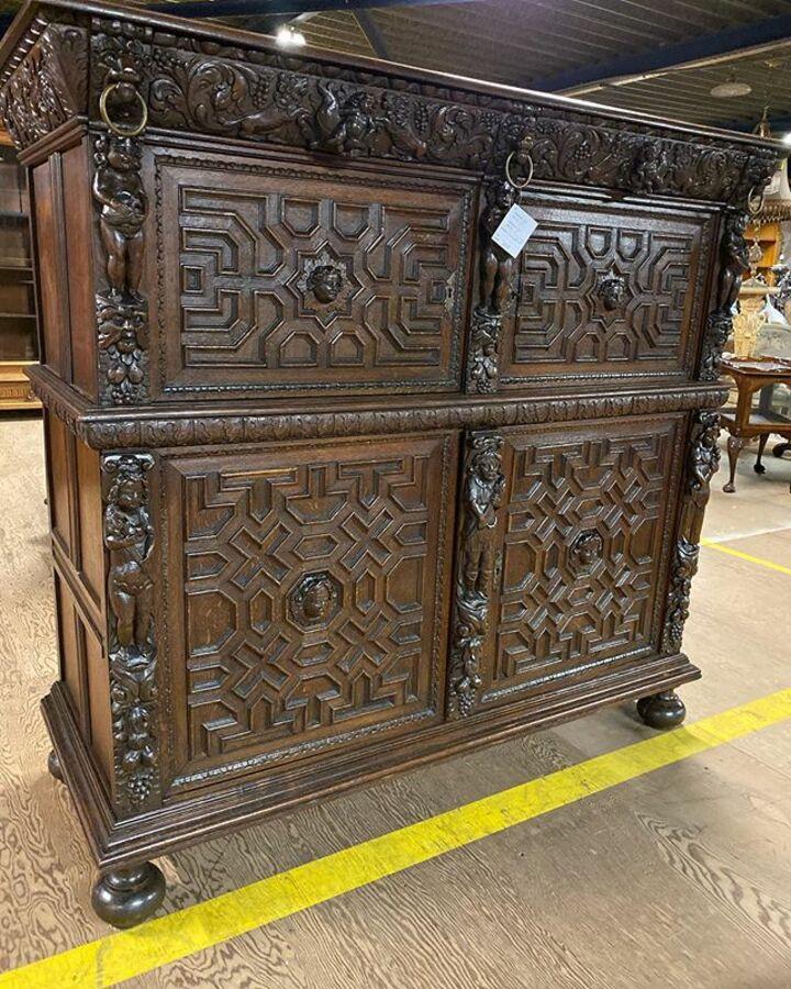 Шкаф в стиле ренессанс