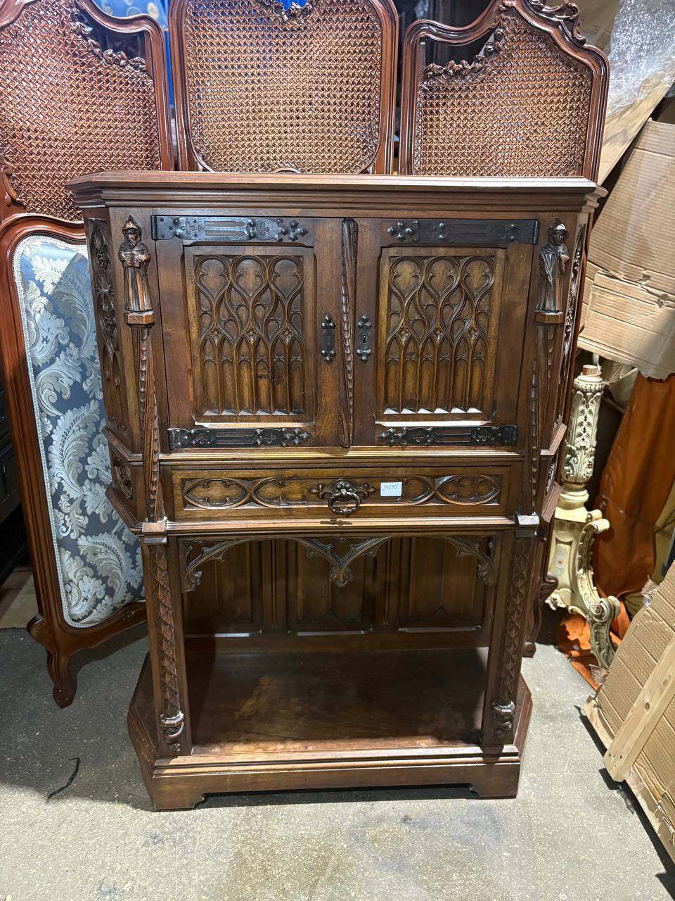 Шкаф кабинетный в готическом стиле