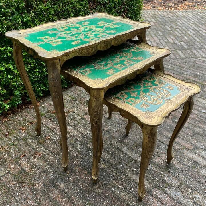 Сет из трех столиков