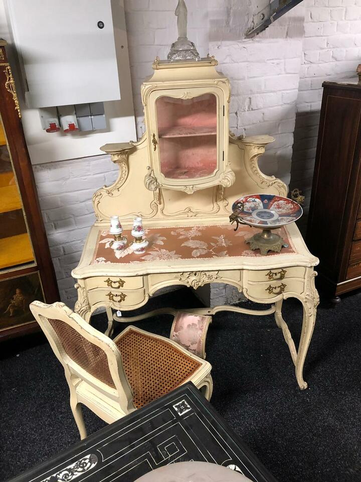 Комплект: сто дамский и стул