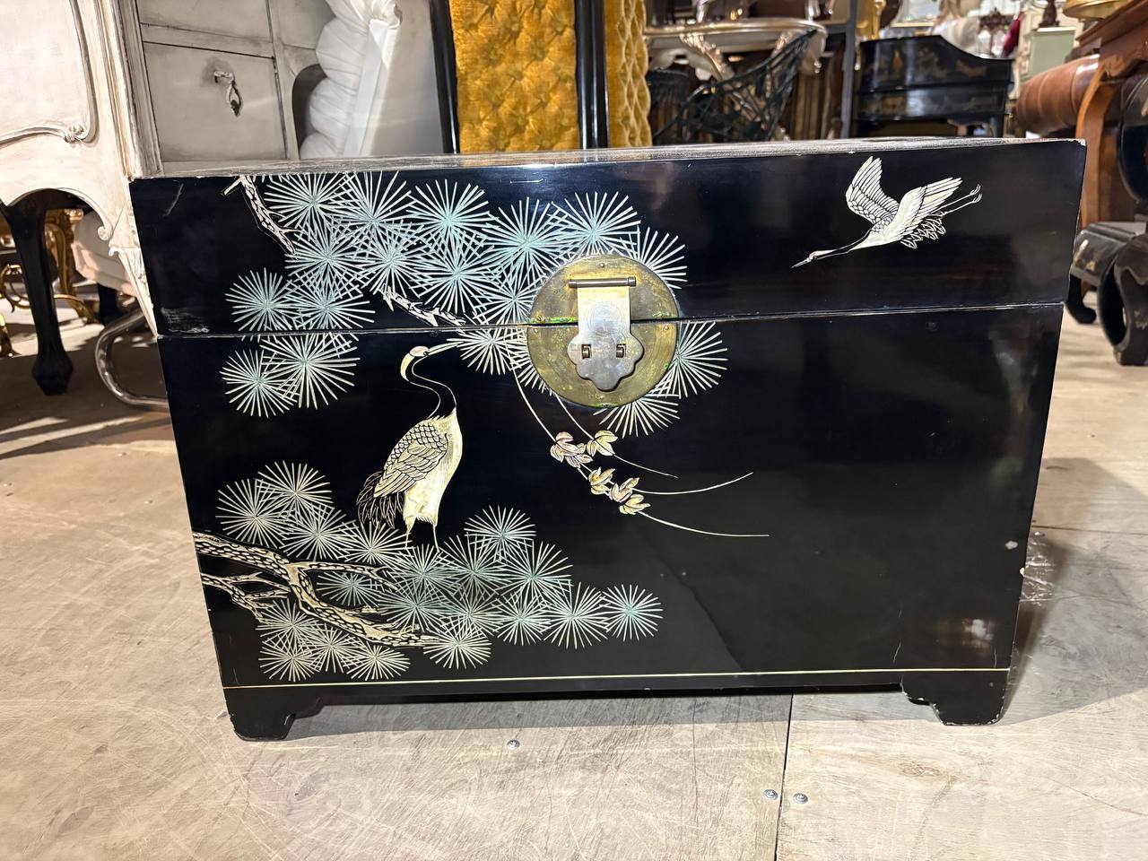 Сундук в стиле шинуазри