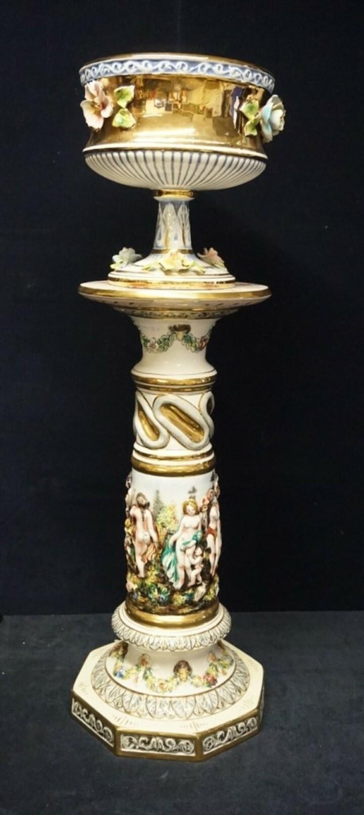 Ваза на постаменте Каподимонте