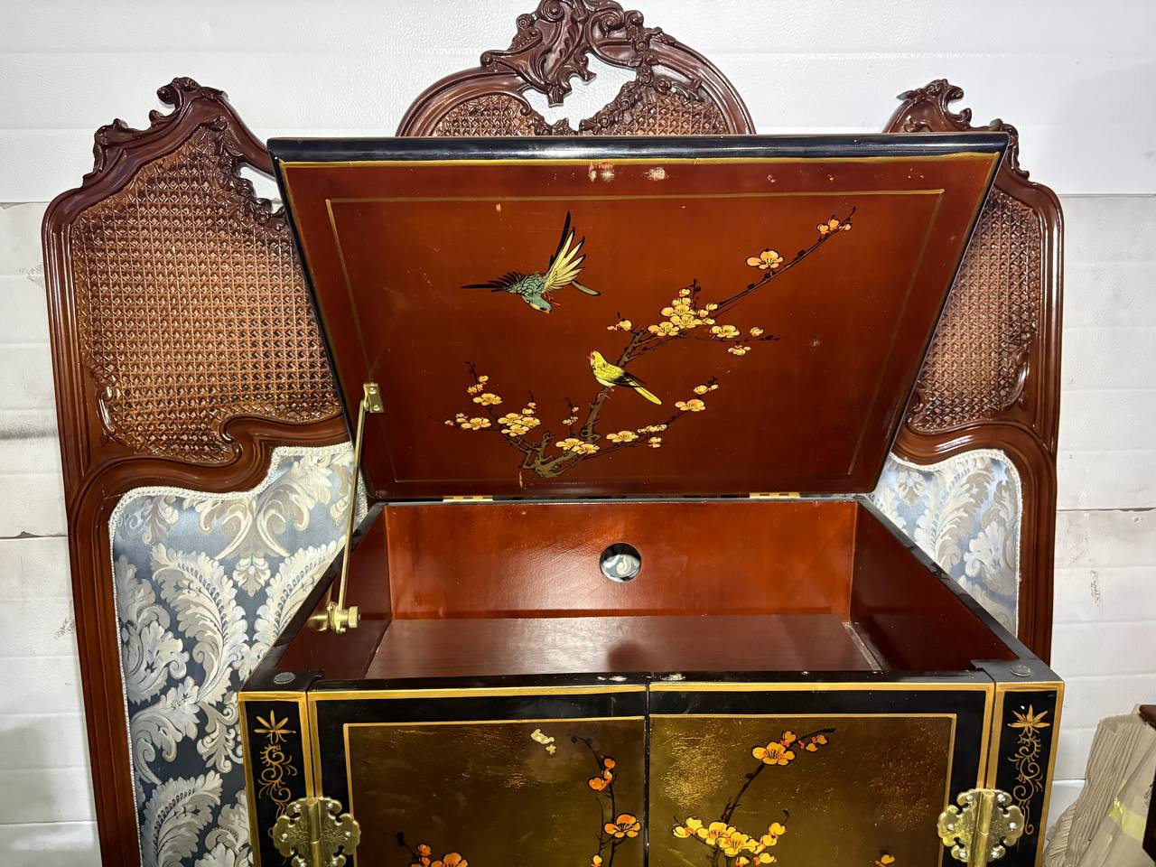 Шкаф в стиле шинуазри