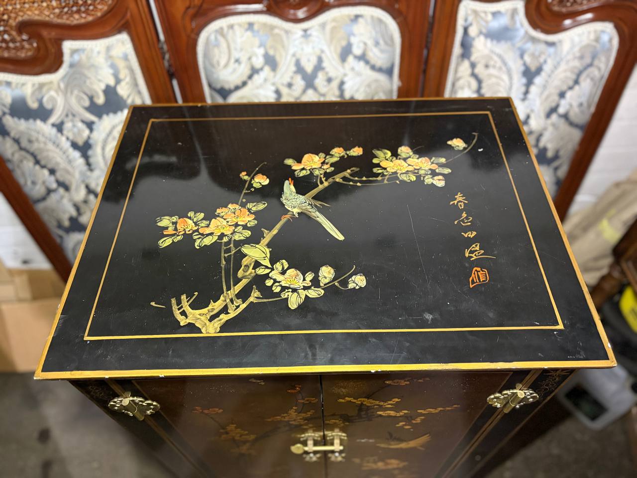 Шкаф в стиле шинуазри