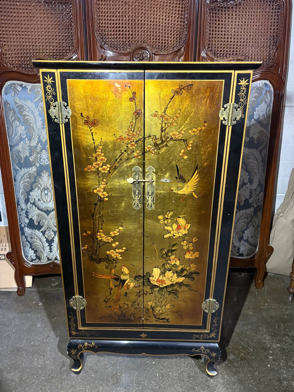 Шкаф в стиле шинуазри