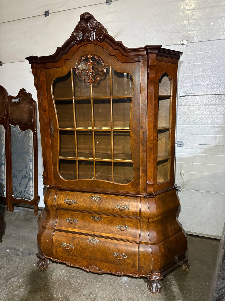 Витрина в стиле Чиппендейл