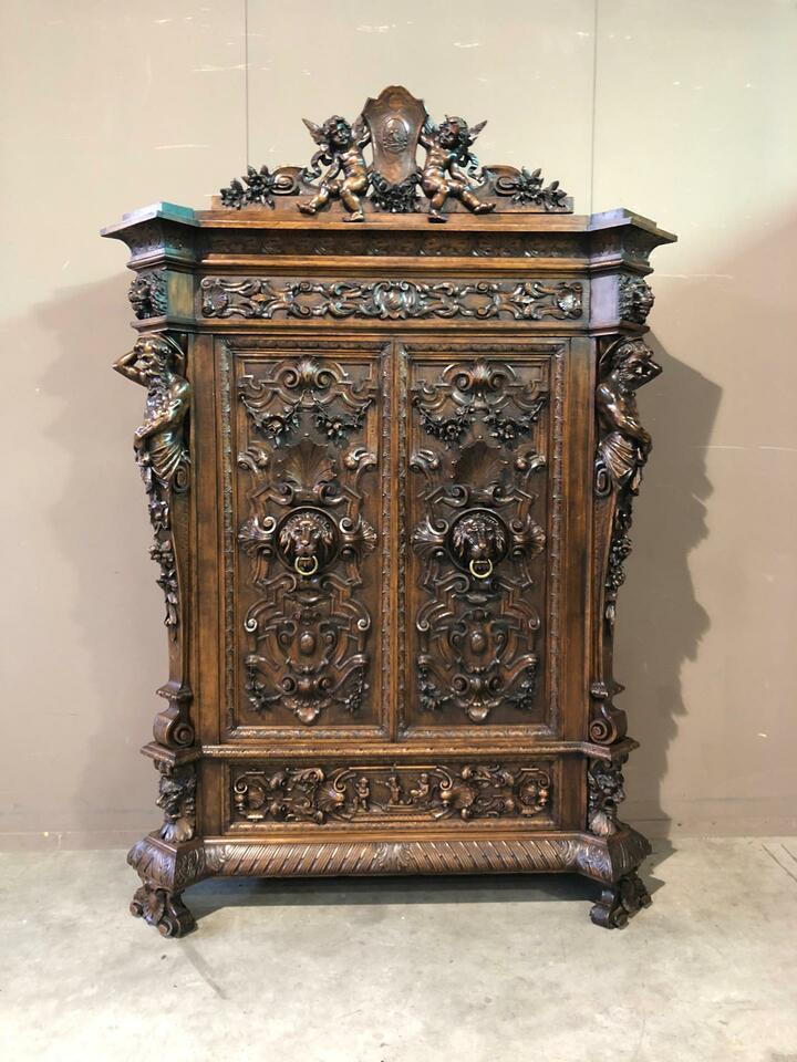 Шкаф в стиле ренессанс