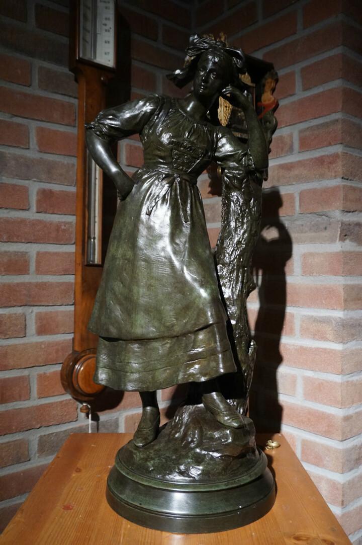 Скульптура девушки бронзовая