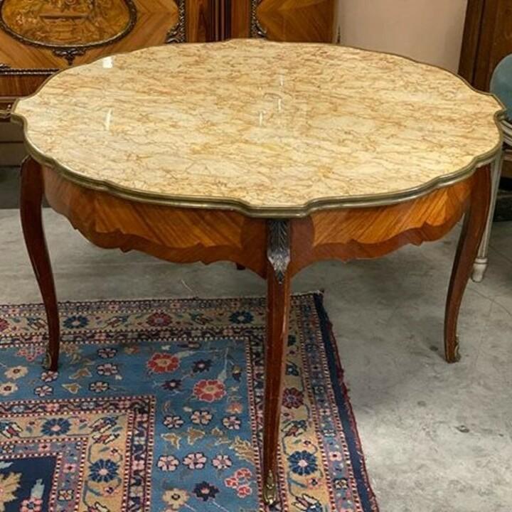 Стол журнальный в стиле рококо