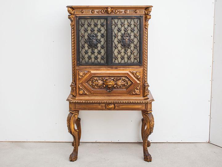 Барный шкаф в стиле ренессанс с витражами