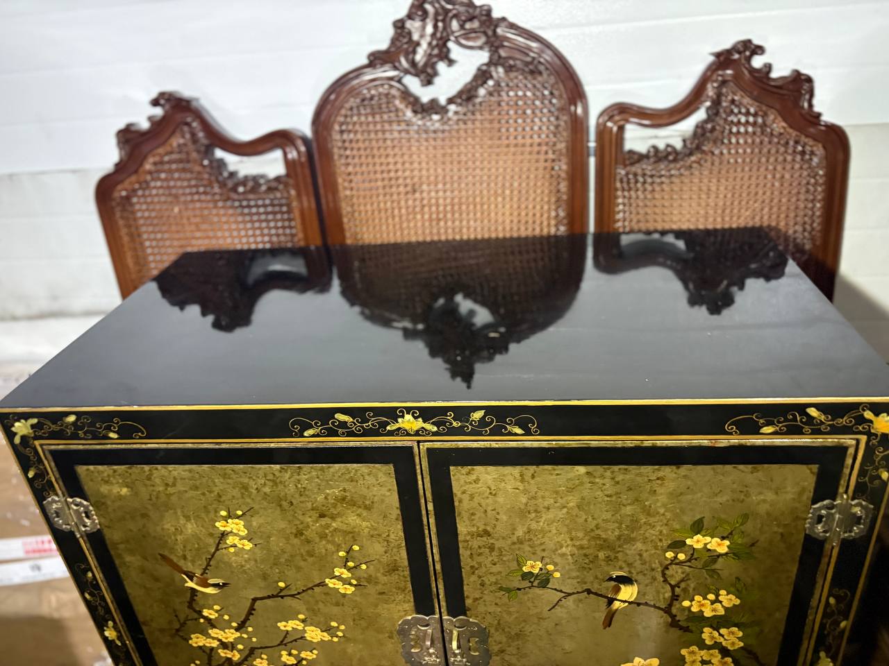 Шкаф в стиле шинуазри