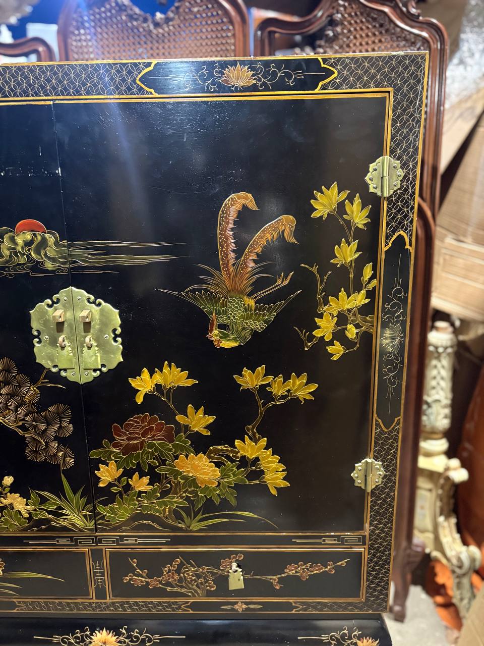 Шкаф в стиле шинуазри