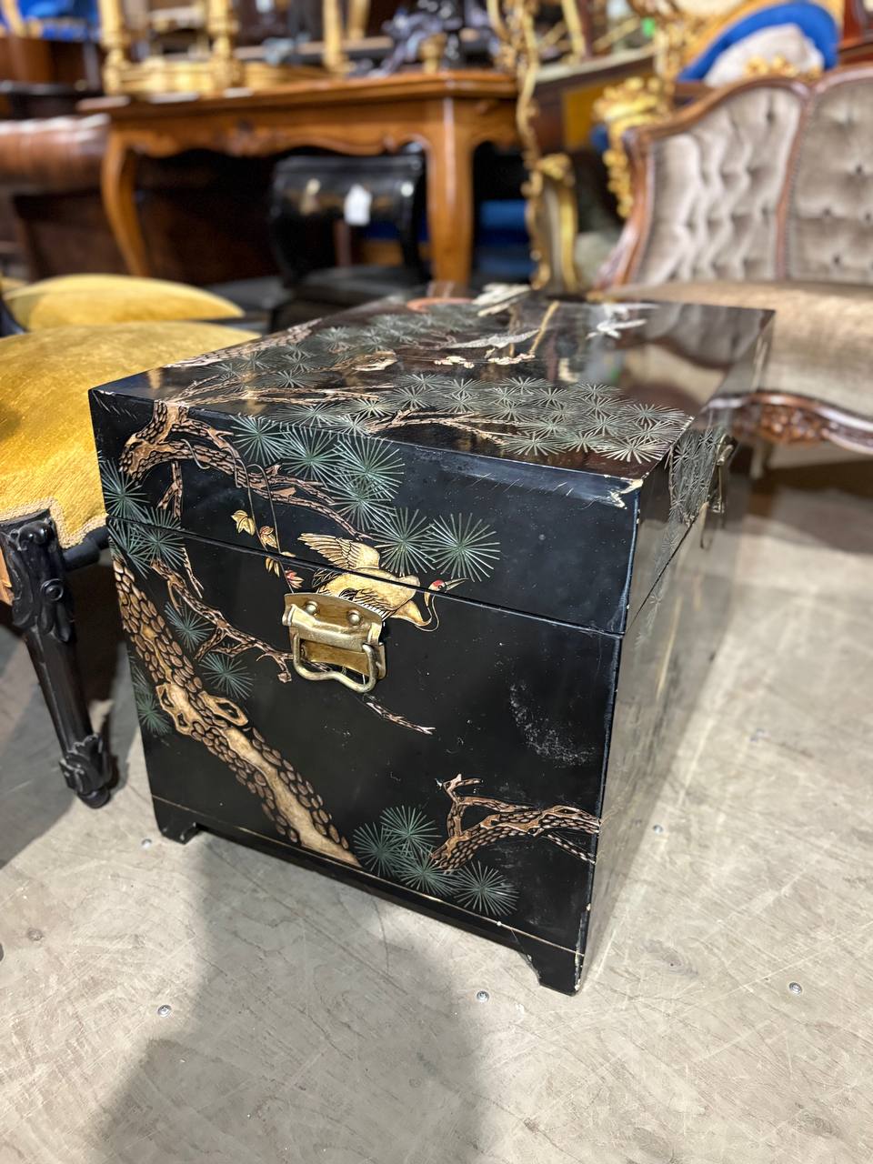 Сундук в стиле шинуазри