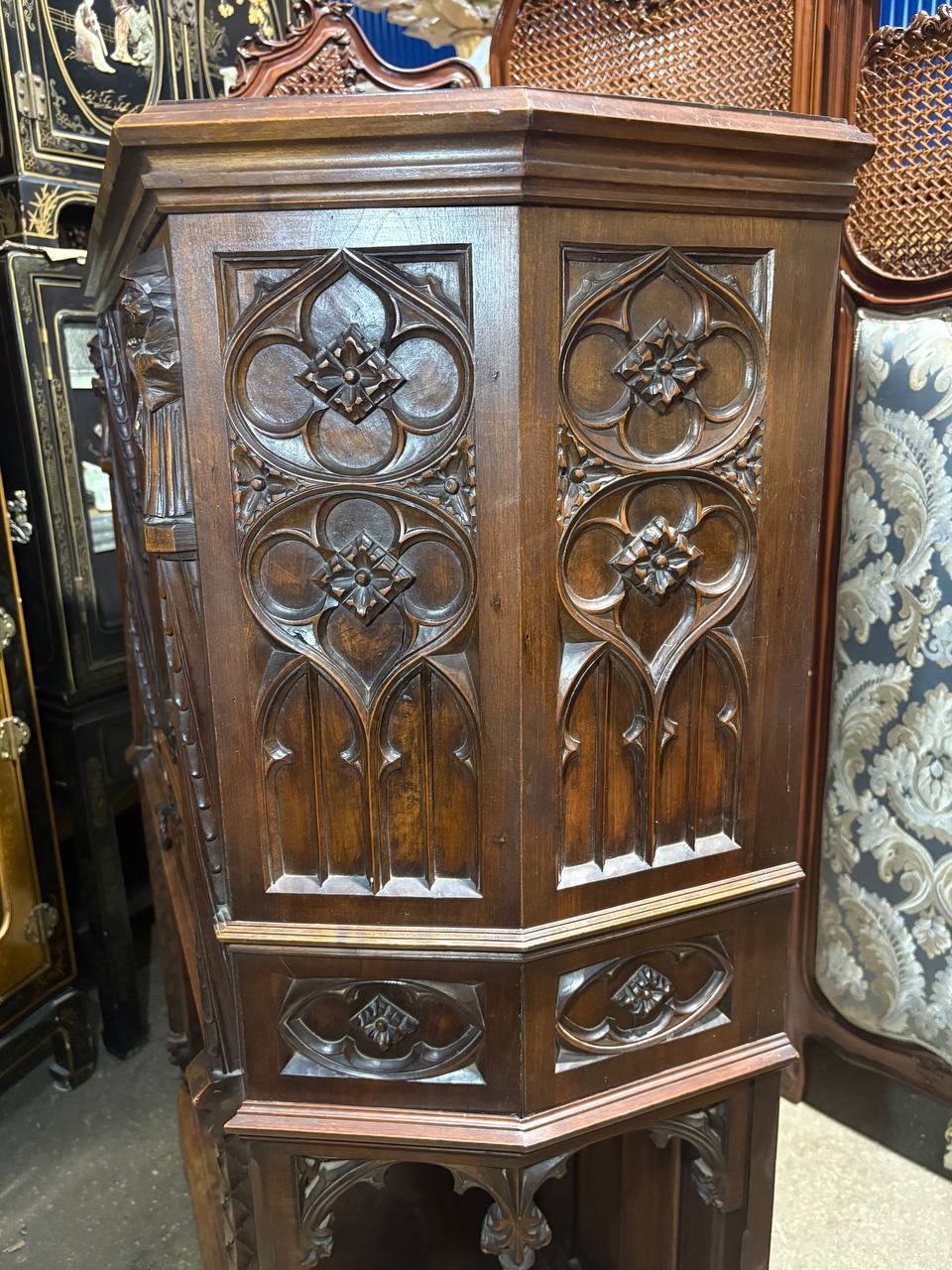 Шкаф кабинетный в готическом стиле