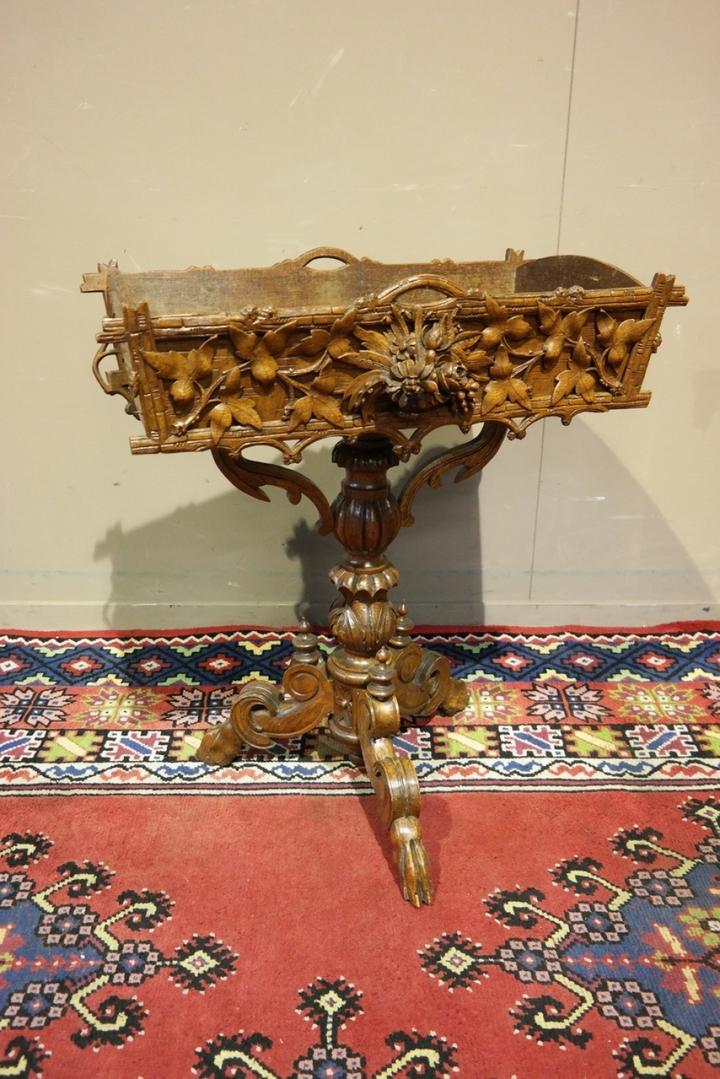 Подставка с коробом в стиле Генри II