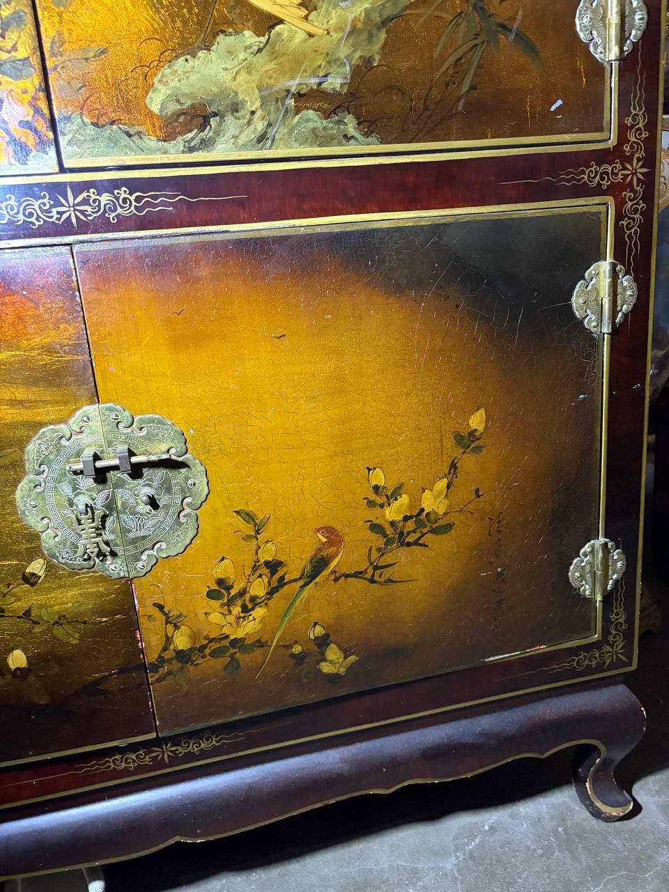 Шкаф в стиле шинуазри