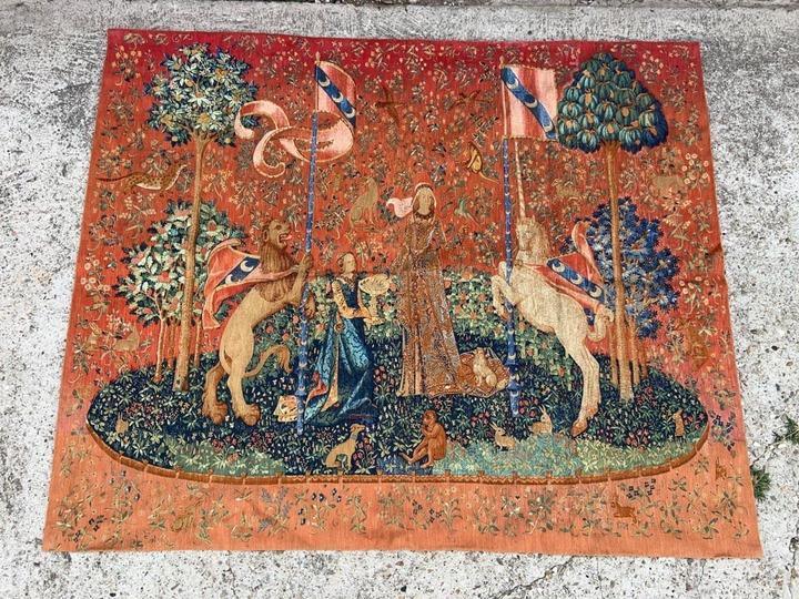 Гобелен старинный на мифический сюжет