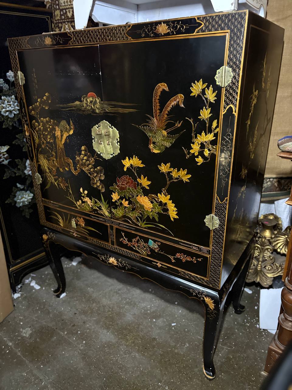 Шкаф в стиле шинуазри