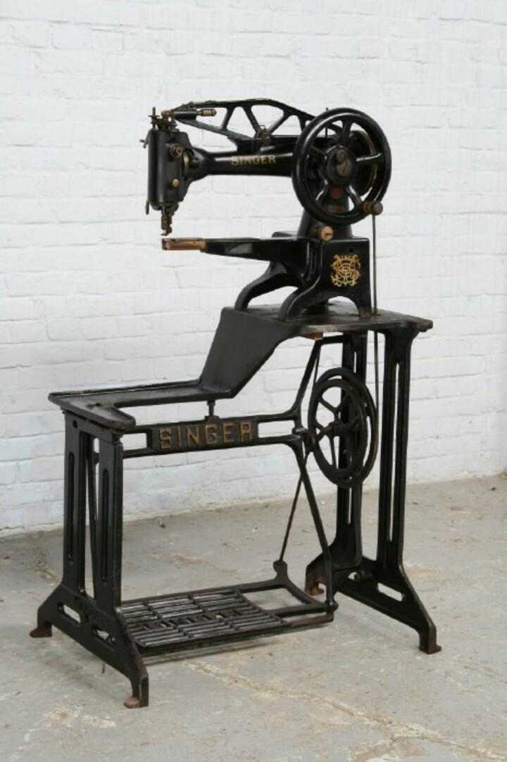 Машинка швейная Singer
