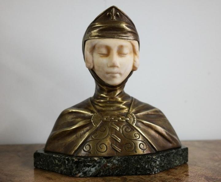 Бюст на мраморном постаменте