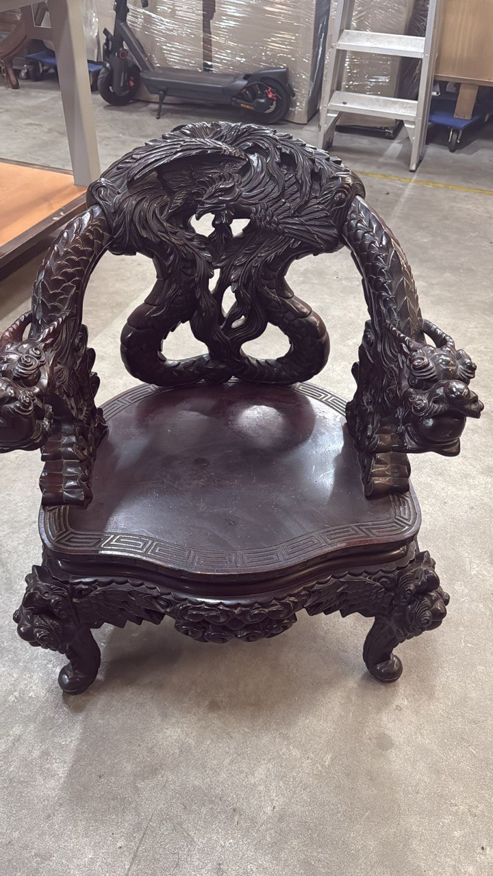 Кресло с драконами в восточном стиле