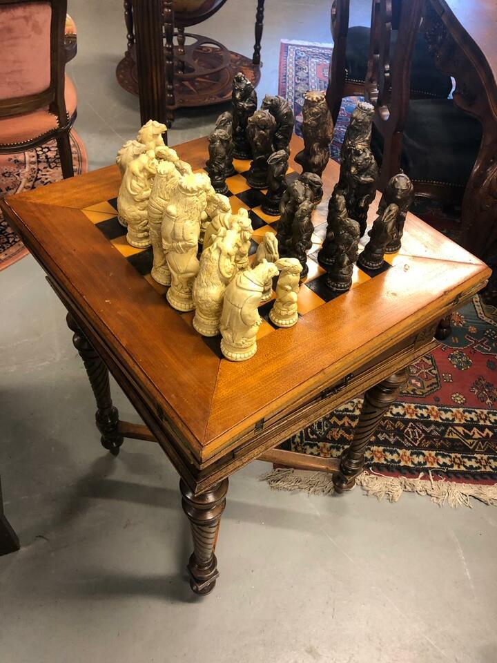 Шахматный столик и шахматы