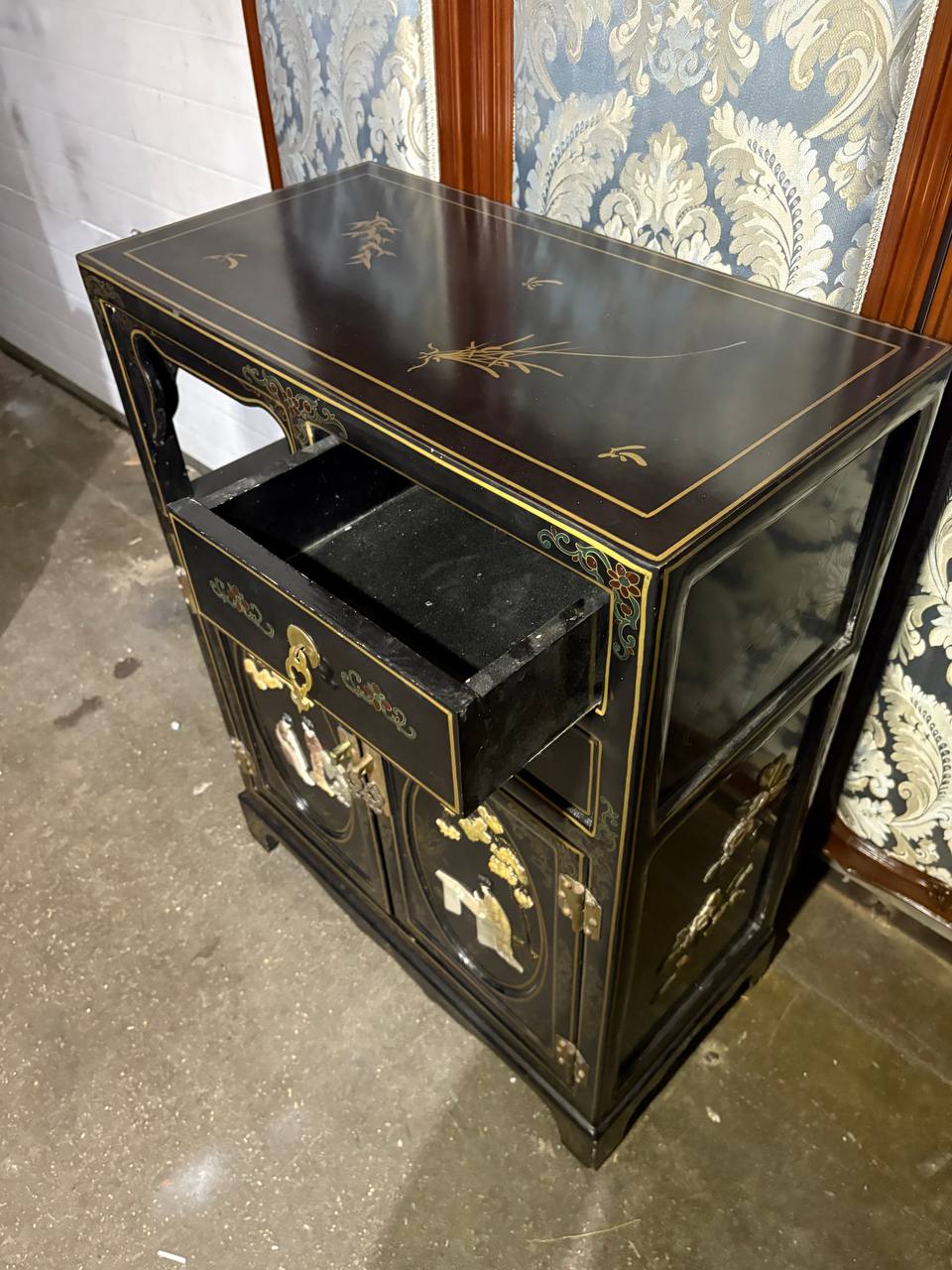 Тумба в стиле шинуазри