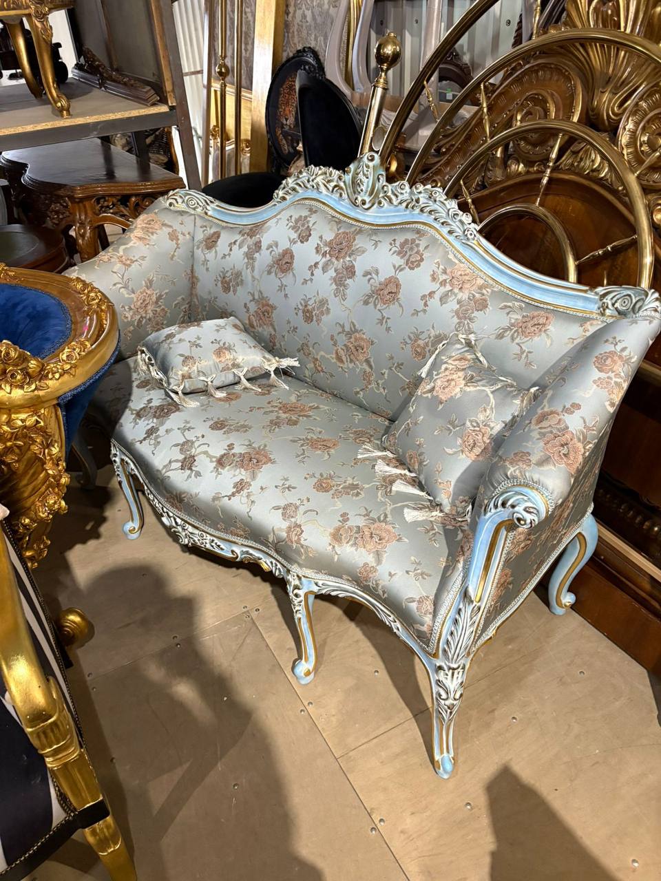 Диван в стиле венецианского барокко