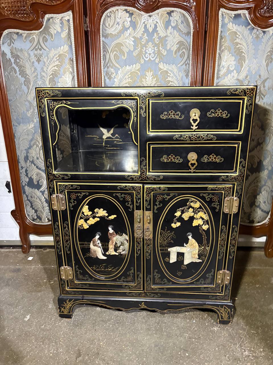 Тумба в стиле шинуазри